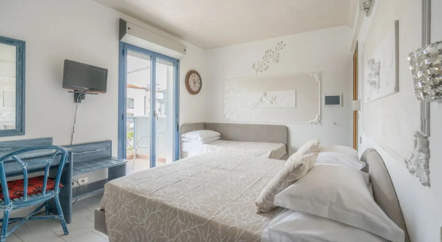 Трёхместный номер Comfort с балконом Royal Boutique Hotel NUOVA GESTIONE
