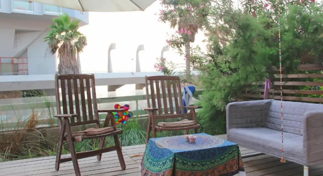 Апартаменты с балконом и с видом на море Gordon Beach Apartments