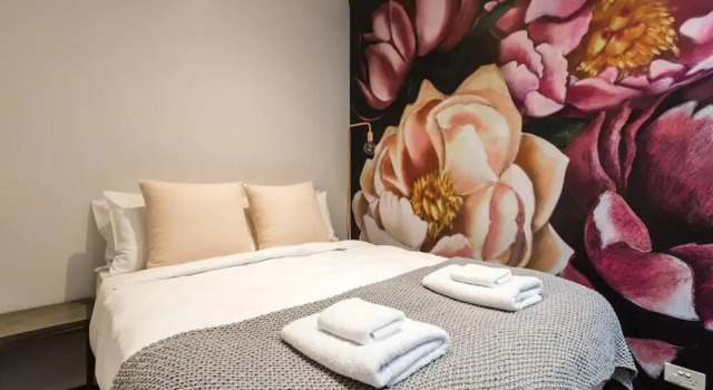 Designer 4 Bedroom Converted Loft Minutes to Skycity, Rezerwuj Hotel Auckland 