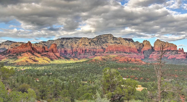 Romantic Sedona Suite w/ Patio < 1 Mi to Trails, Забронировать Отель Седона Verde Valley Wine Country, рядом с Airport Mesa Viewpoint