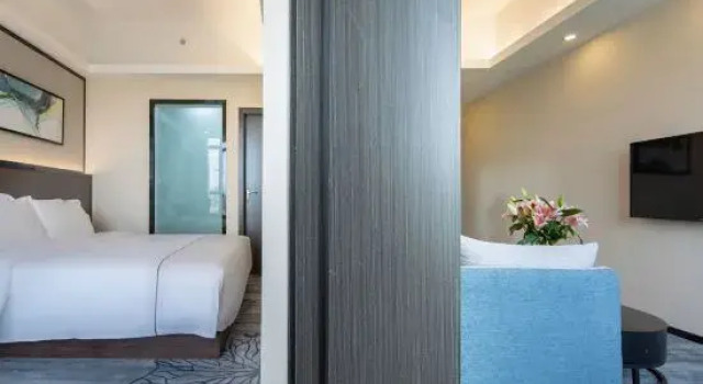 Люкс Executive с видом на озеро XiDi Hotel
