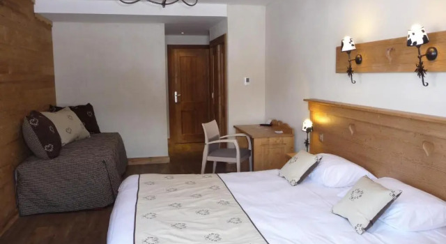 Трёхместный номер Standard Chalet-Hôtel Le Beausoleil, The Originals Relais