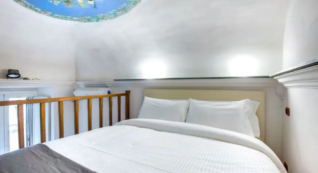 Large and Charming Flat Near Termini, Забронировать Отель Рим Лацио, рядом с Вокзал Термини