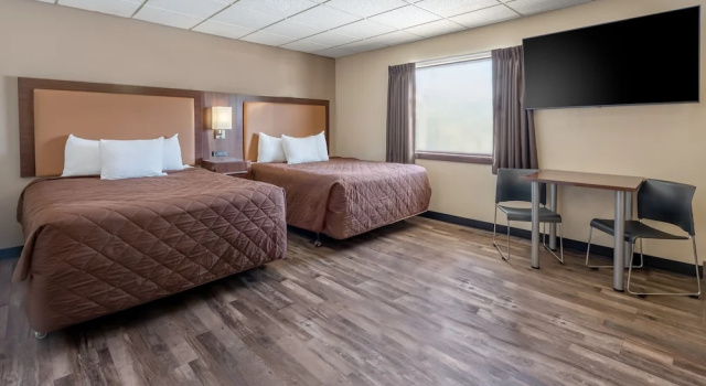 Четырёхместный номер Standard El Rancho Hotel