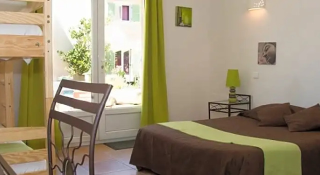 Апартаменты Hotel The Originals Aix-en-Provence Nord Le Village Provençal (ex Inte