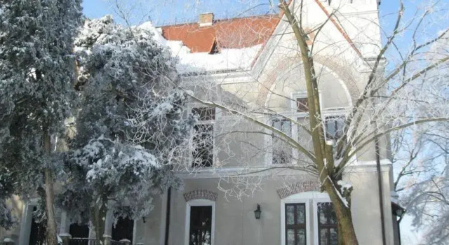 Dworek Pod Lipami, Rezervați Hotel Hoteluri în Tarnobrzeg cu parcare, Parcare