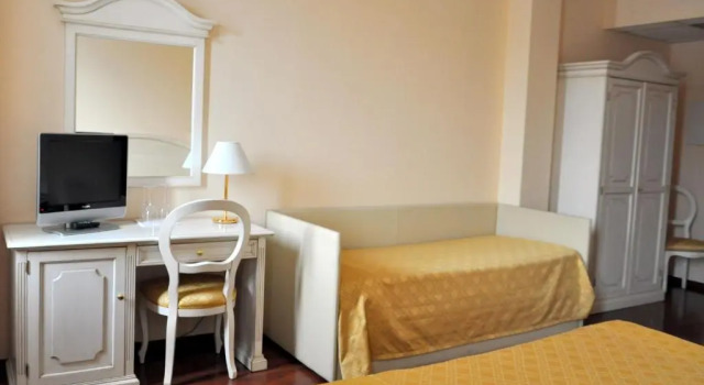 Трёхместный номер Standard International Hotel