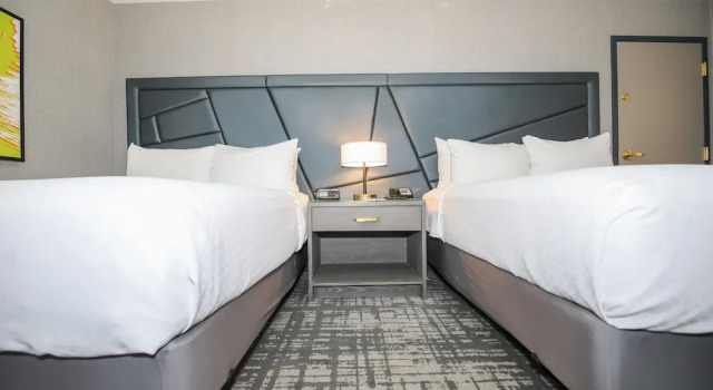 Четырёхместный номер Premium Crowne Plaza Providence-Warwick  by IHG