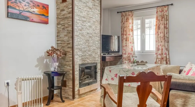 Beautiful Holiday Home in Benamahoma With Fireplace