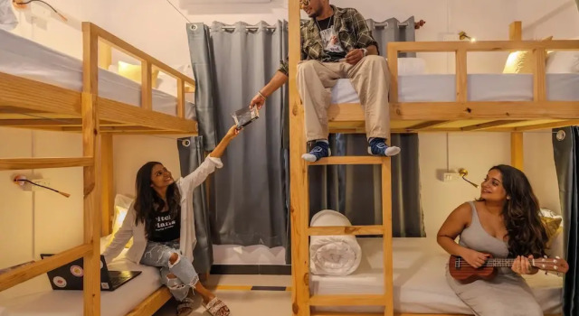 Кровать в общем номере The Social Stays Bangalore