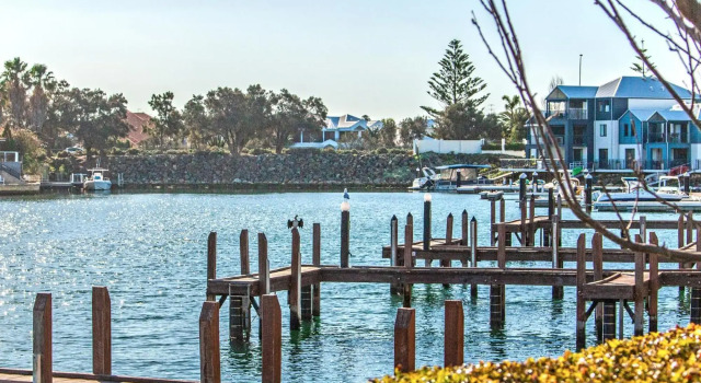 Waters Edge Apartment with Jetty, Book Apartment Halls Head Western Australia