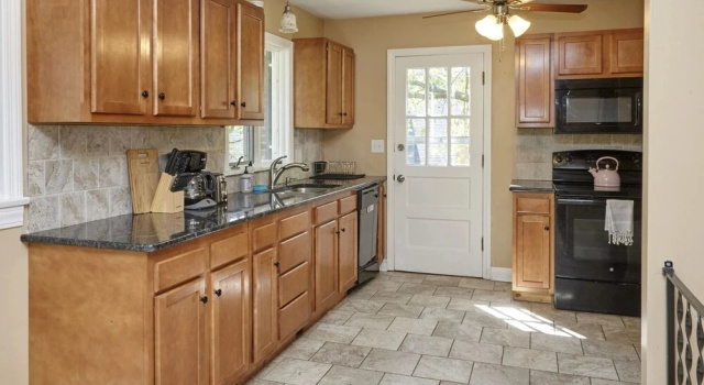 Коттедж Prime Location! 5BR in Quaint Neighborhood!