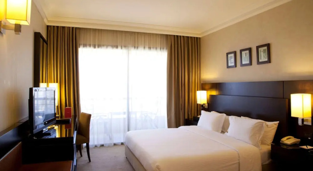 Двухместный номер Executive с балконом Ramada Plaza by Wyndham Beirut Raouche