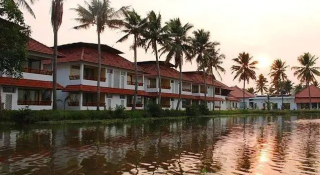 Manor Backwater Resort, Rezerwuj Ośrodek wypoczynkowy Hotele w Nowe Delhi z basenem, Basen