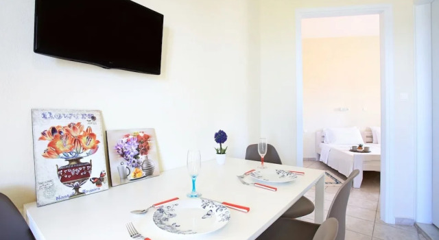 Theodosia apt Swim sunbathe beachfront