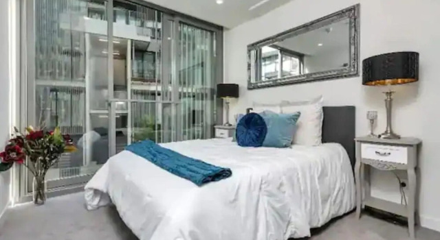 Stylish 2-Storey Retreat With Parking Zodiak Stays, Забронировать Дом для отпуска Отели Окленда с парковкой, рядом с Вестерн-Парк, Парковка