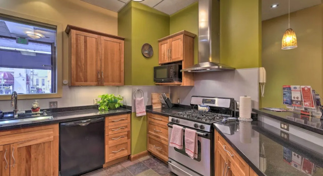 Апартаменты Idyllic Dtwn Anchorage Condo w/ Fireplace!
