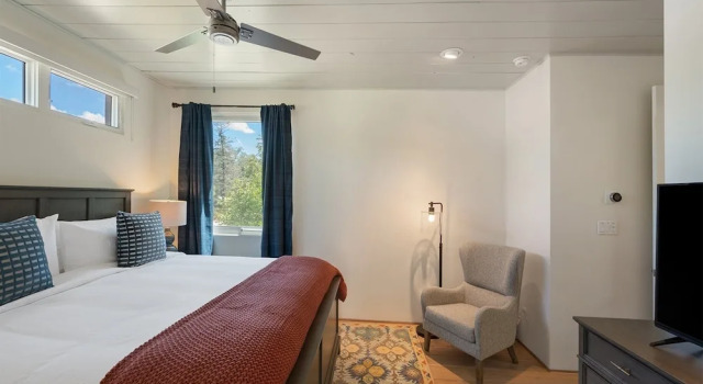 Коттедж Stone's Throw - Unbeatable Location, Lovely Modern Interior