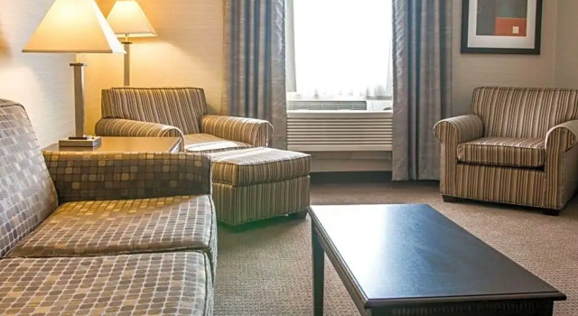 Двухместный люкс Business Quality Inn & Suites Next to the Casino