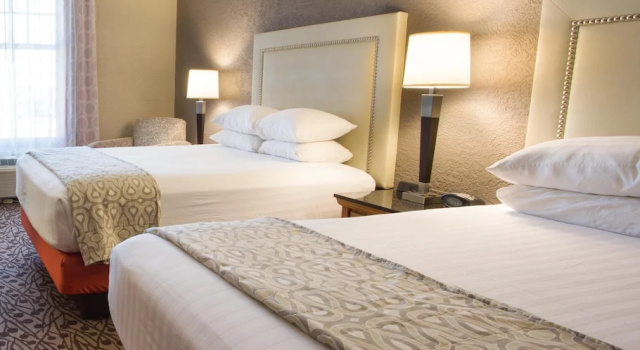 Четырёхместный номер Standard с балконом Drury Inn & Suites Amarillo