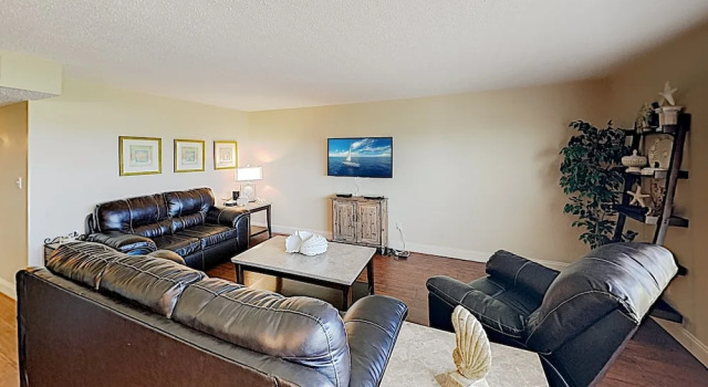 New Listing! Walkable Beachside W/ Pool 3 Bedroom Condo