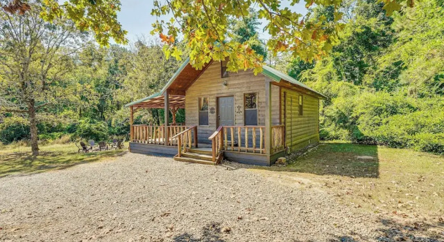 Rustic Cabin w/ Hot Tub Near Broken Bow Lake!, Boek Hotel Hochatown Oklahoma