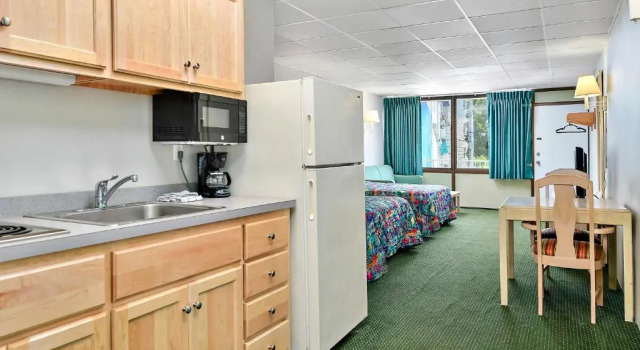 Люкс с балконом и с видом на бассейн Surf Inn Suites
