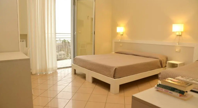Четырёхместный номер Standard с видом на море Hotel Lungomare