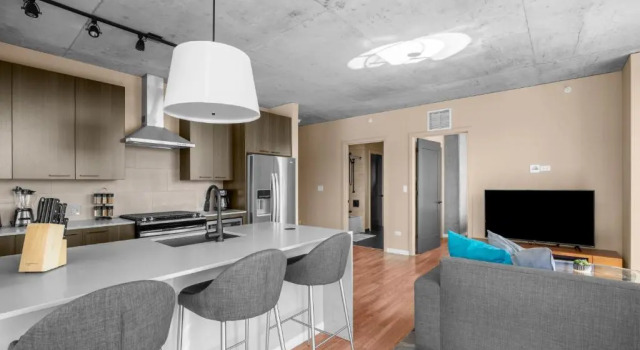 3BR Elegant Glass Penthouse Pool With Deck & Gym, Rezerwuj Apartament Hotele w Illinois z basenem, Basen