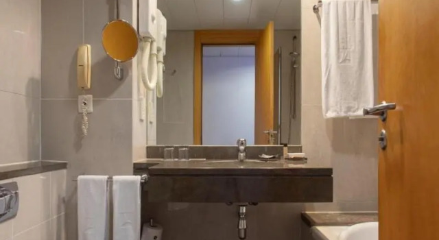 Трёхместный номер Standard с балконом и с видом на море SANA Sesimbra Hotel