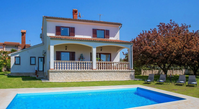 Lovely villa with a large garden, a private pool and panoramic view