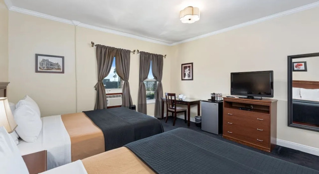 Четырёхместный номер Queen Hollywood Historic Hotel