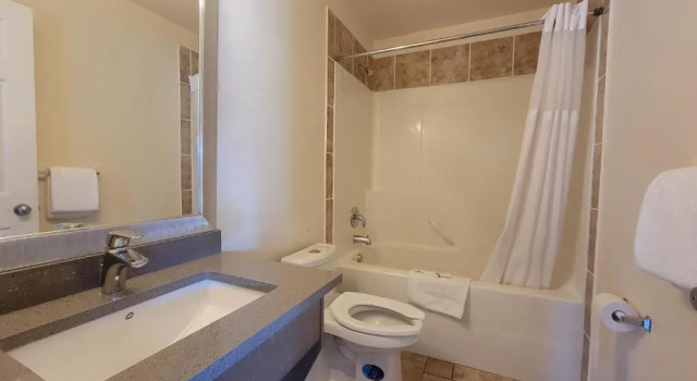 Люкс Sahara Courtyard Inn & Suites Osoyoos