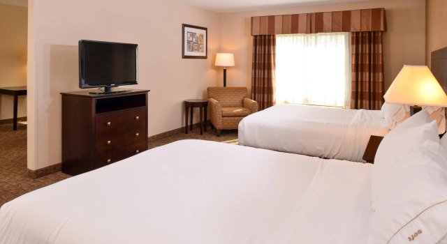 Четырёхместный номер Standard Holiday Inn Express & Suites Fairmont by IHG