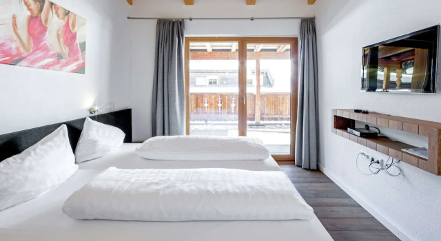 Апартаменты Comfort с 4 комнатами с балконом Luxurious Apartment With Sauna, Garage, Roof Terrace