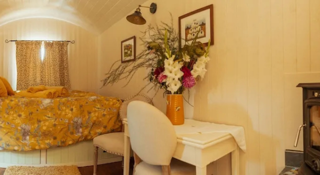 Glamping in Wiltshire in our Luxury Shepherds Hut, Varaa Leirintäalue Telttailu ja glamping kohteessa Gloucestershire, Leirintäalue