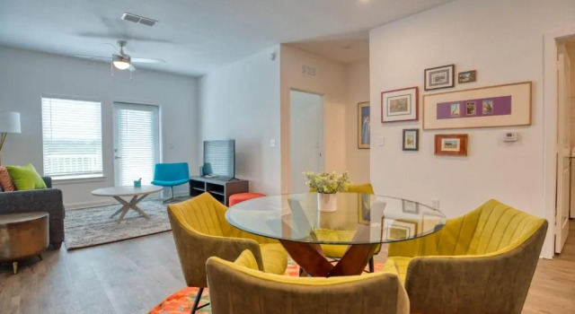 Grand Two Bedroom Two Bathroom Apartment with Balcony, Book Lejlighed Lejligheder i Gainesville, Lejlighed