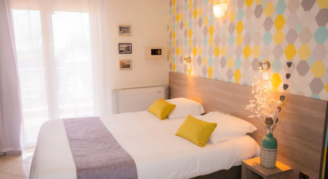 Номер Comfort с балконом и с частичным видом на море Hotel et Appartements Reine DAzur