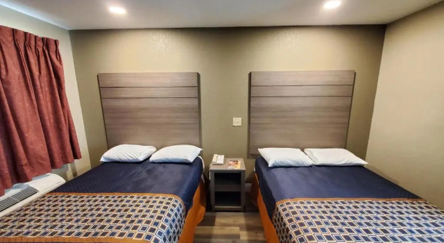 Четырёхместный номер Standard River Inn Motel