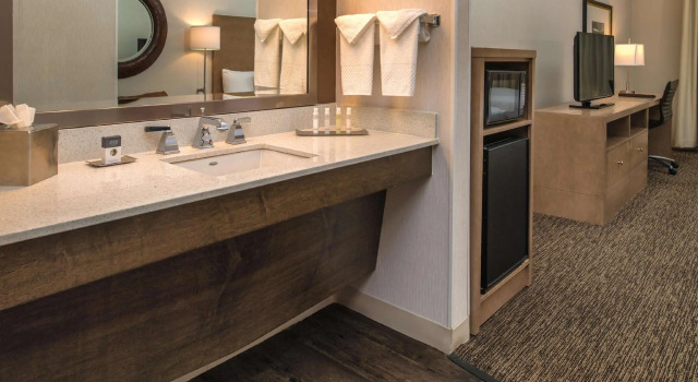 Четырёхместный номер Standard Отель DoubleTree by Hilton Salem, Oregon