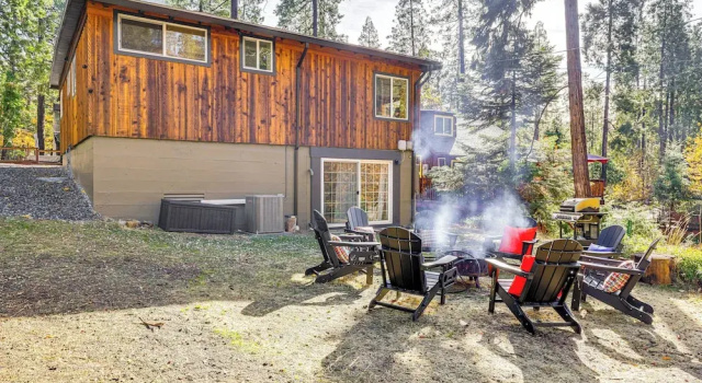 Коттедж Walk to Golf, Lake: Twain Harte Cabin w/ Fireplace