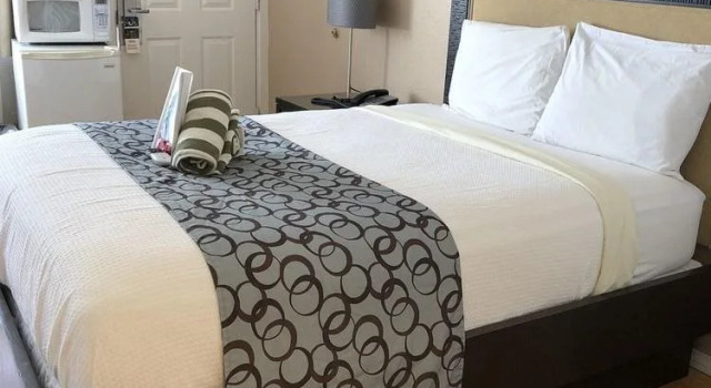 CCBC Resort Hotel - A Gay Mens Resort, Забронировать Курортный отель Катидрал-Сити Coachella Valley, рядом с Cathedral Canyon Country Club