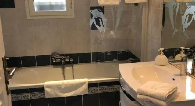 Petite maisonette adossee mais independante avec piscine