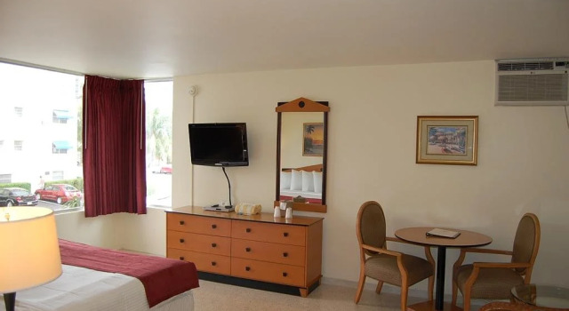 Alcazar Resort- Gay Mens Resort, Забронировать Курортный отель Курортные отели Форт-Лодердейл, рядом с Пляж Канайн-Бич, Курортный отель