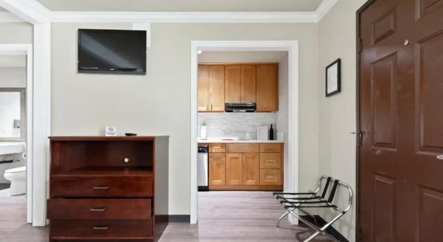 Le Blanc Inn & Suites
