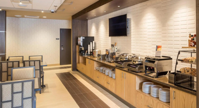 Кровать в общем номере Best Western Plus Franciscan Square Inn & Suites Steubenville