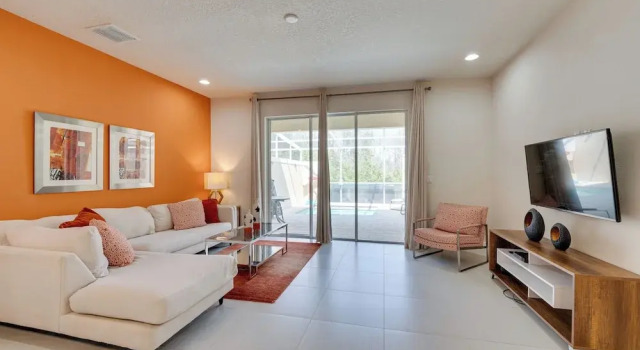 Townhome w/ Lanai ~ 9 Mi to Disney!