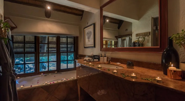 Thornybush Waterside Lodge, Prenota Hotel Hoedspruit 