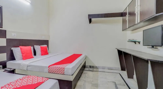 Oyo 45903 Royal Guest House, Rezerwuj Pensjonat Fatehgarh Sahib Punjab