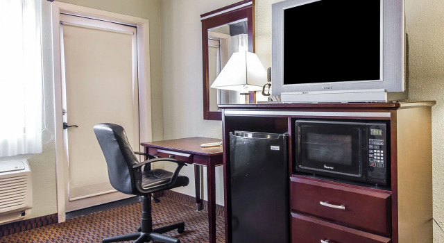 Econo Lodge Inn & Suites